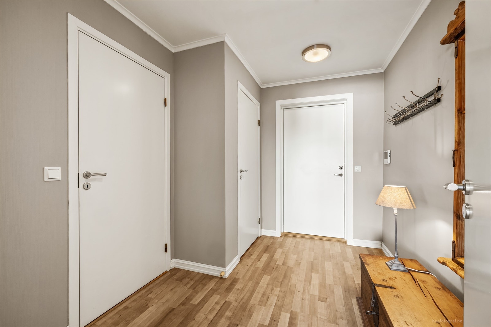 Leiligheten har dørcallinganlegg med åpnerfunksjon. Galleribilde