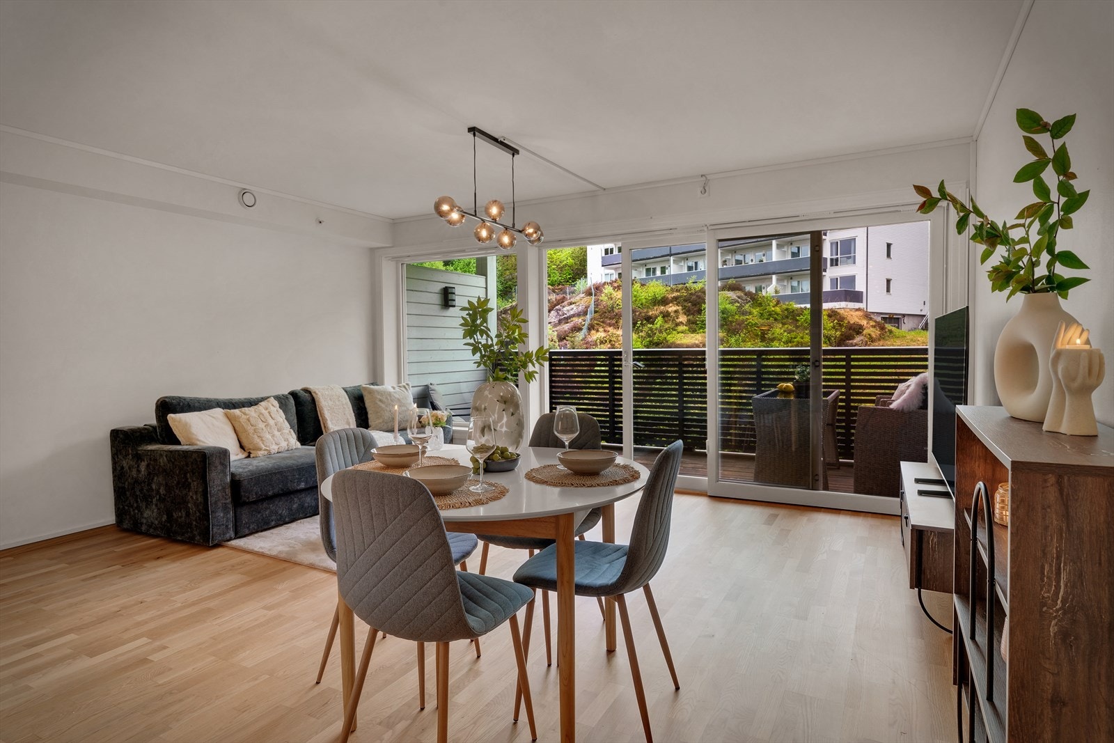 - Leiligheten har et BRA-i på 59m² og inneholder gang, stue/kjøkken, soverom, bad/vaskerom og bod - Galleribilde
