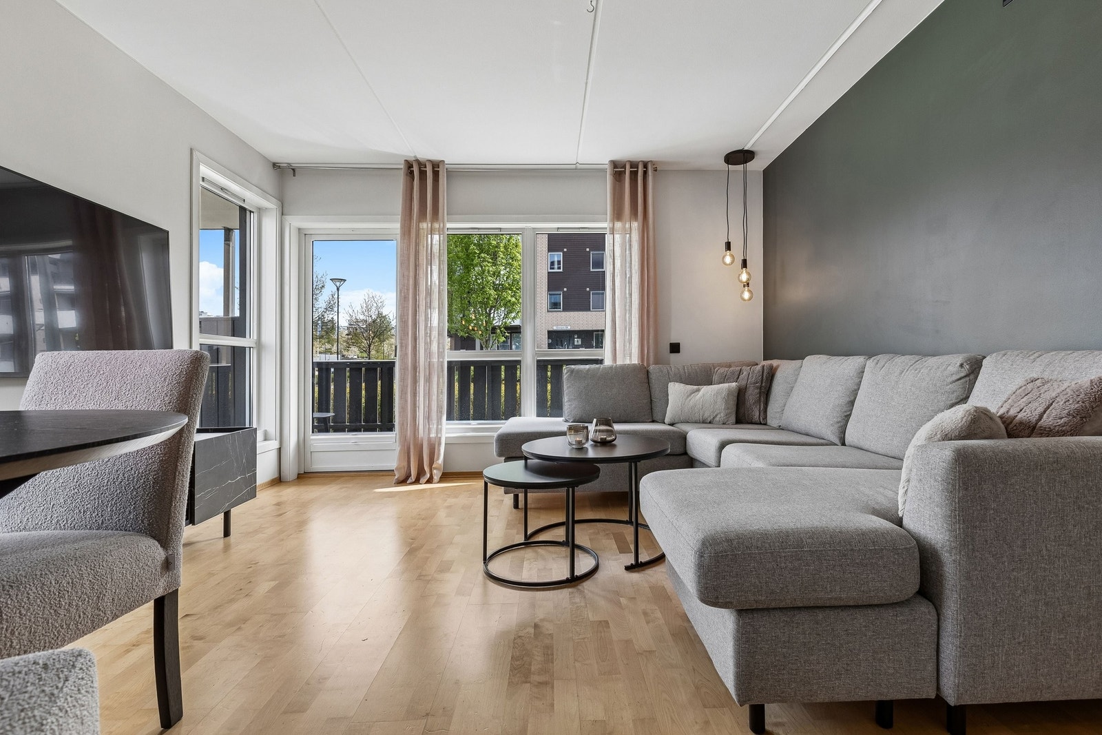 Stuen føles romslig og har store vindusflater som slipper inn rikelig med dagslys. Det er montert innvendige plissegardiner i 2025. Galleribilde