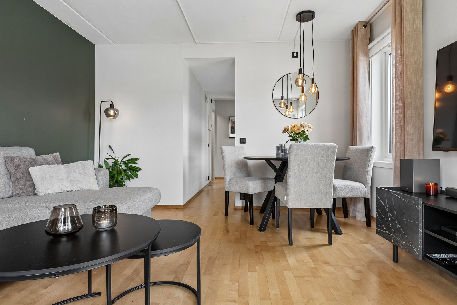 Her kan du innrede med sofa, stuebord, tv-benk og spisebord om du ønsker det. Galleribilde