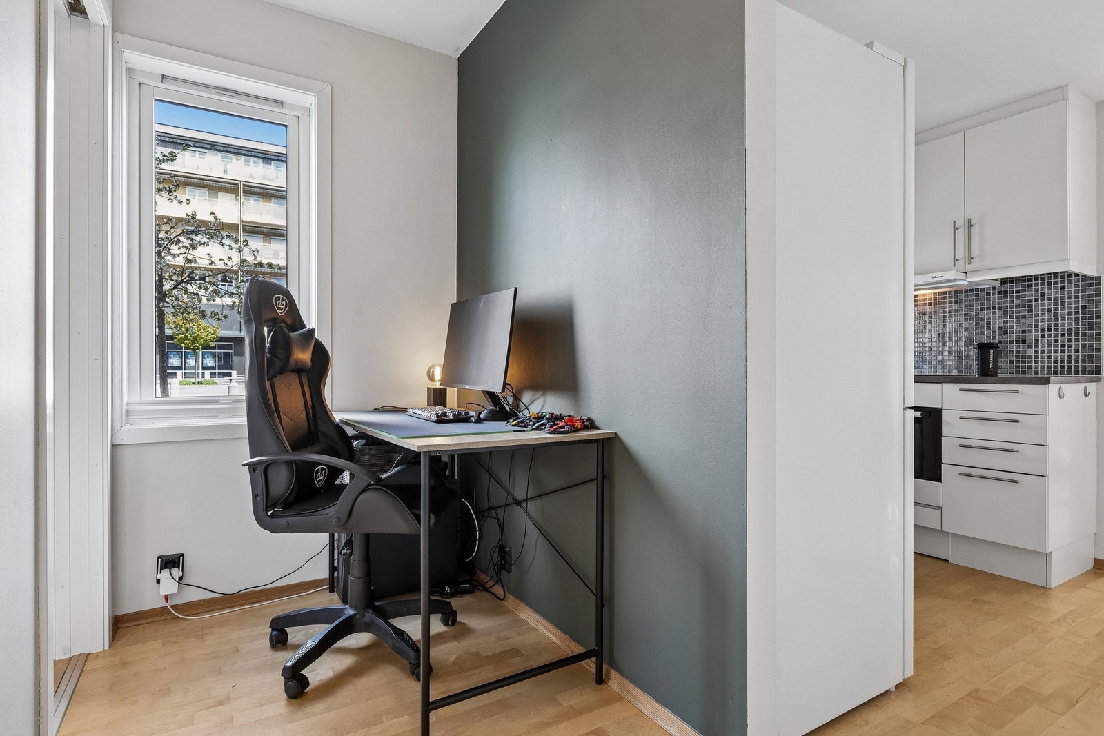 Hallrom ved soverommet med plass til skrivebord og stol. Perfekt til hjemmekontor eller gaming. Galleribilde