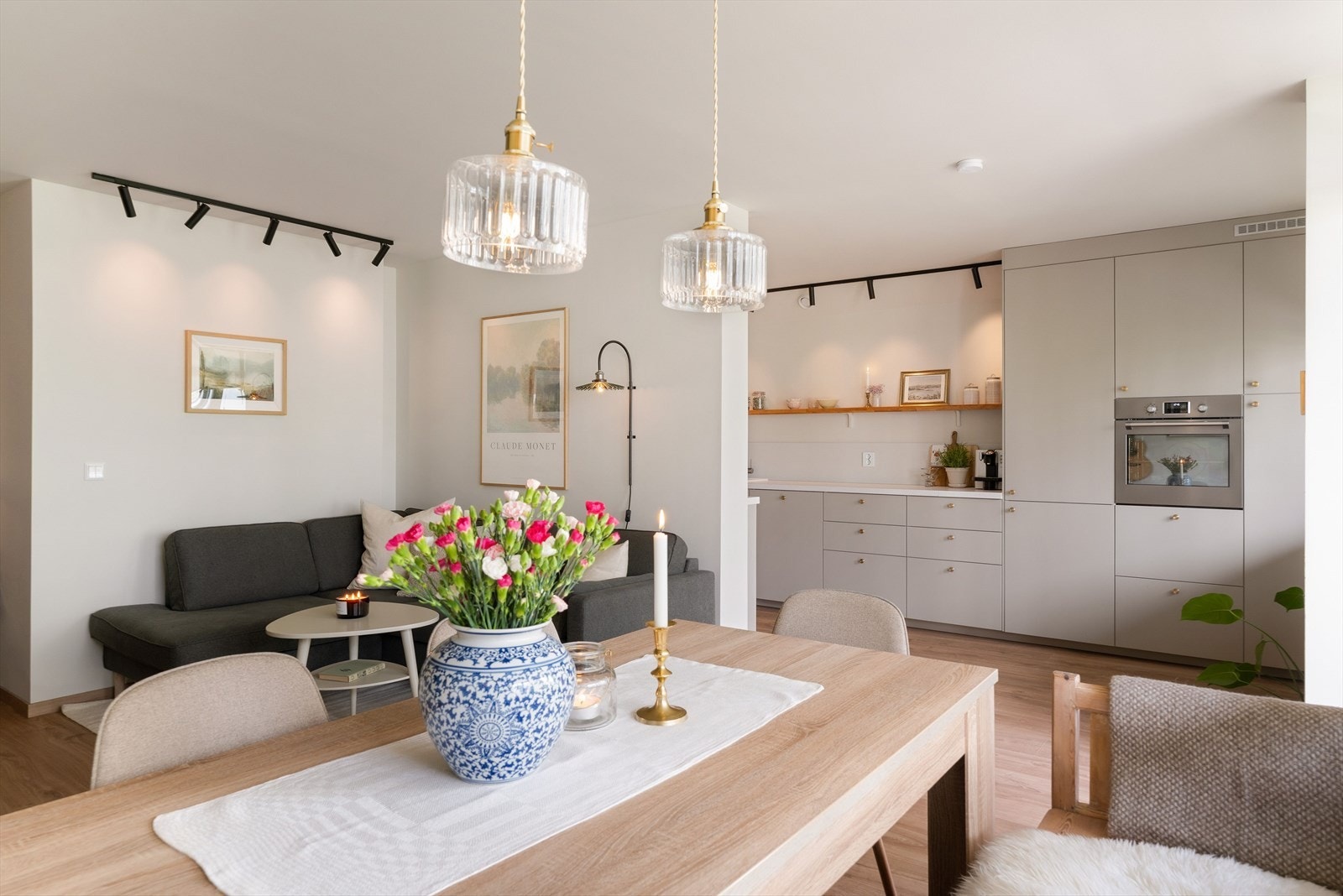 Åpen stue- og kjøkkenløsning på ca. 32 kvm legger til rette for en sosial hverdag. Galleribilde