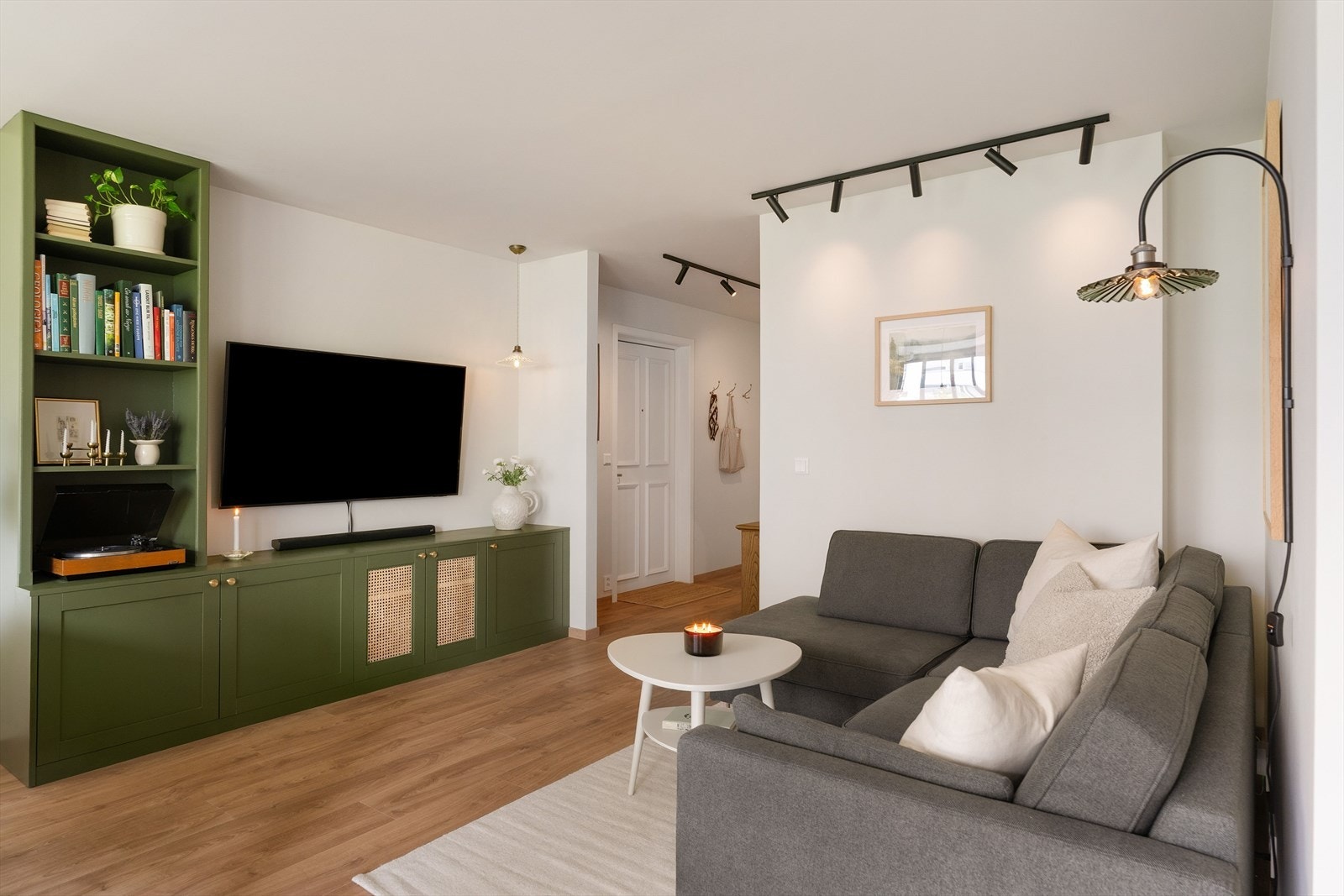 Det er god plass til ønsket møblement og de lyse fargene gir et godt utgangspunkt for personlig innredning. Galleribilde