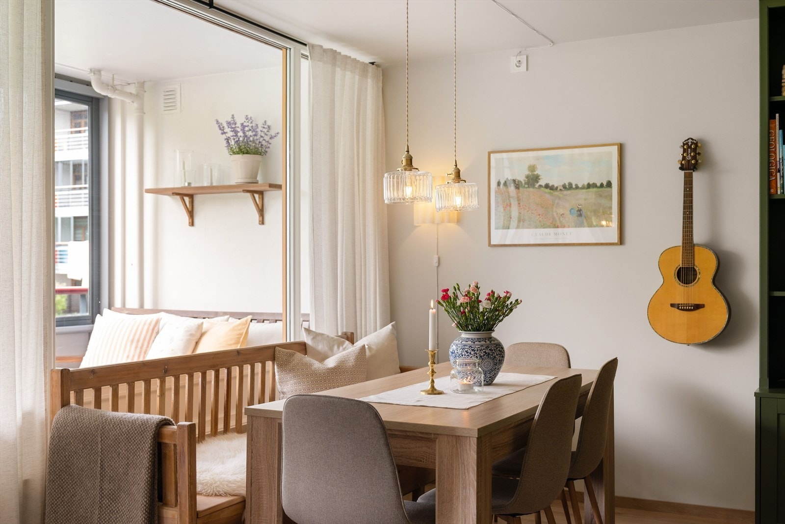 Store vindusflater sørger for rikelig med dagslys og behagelig bomiljø. Galleribilde