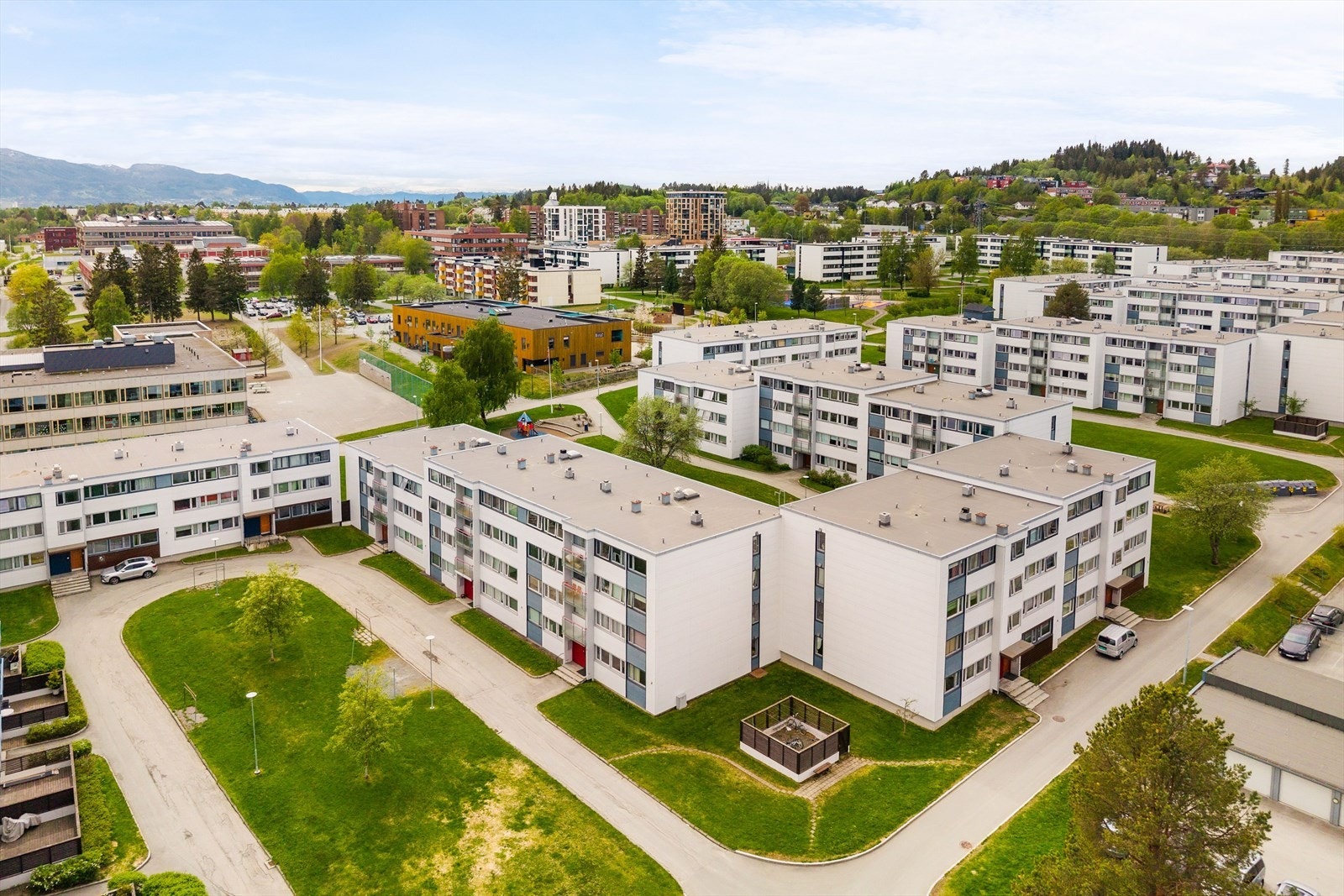 Leiligheten er en del av populære Kolstadflaten borettslag og ligger pent til i 2.etg. Det medfølger totalt 4 boder og parkering foregår på felles oppstillingsplass. Galleribilde