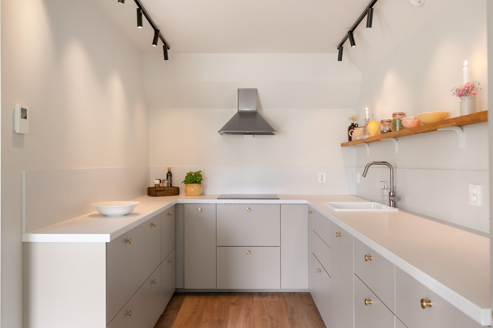 Moderne IKEA-kjøkken fra 2024 (TG1) med integrert platetopp, stekeovn, oppvaskmaskin og kombiskap. Galleribilde