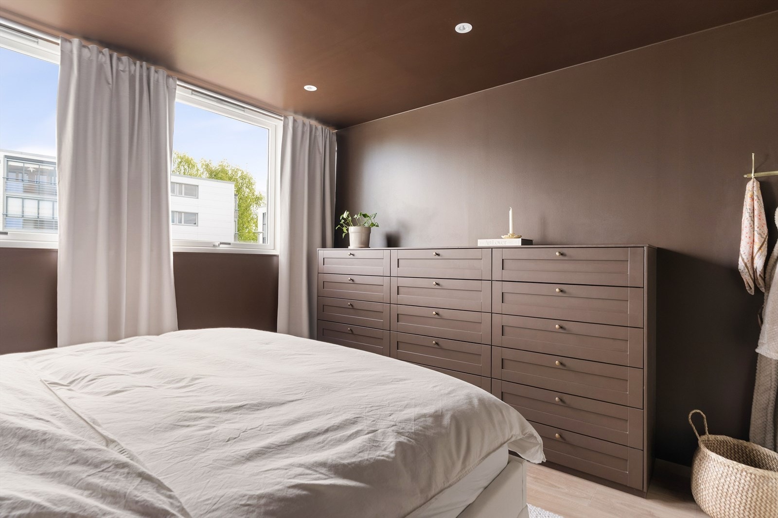 Downlights i taket kan enkelt styres via app. Soverommet var tidligere delt i to med en lettvegg. Galleribilde