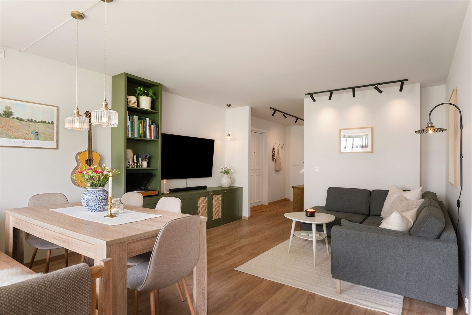 Stuen fremstår som svært innbydende med lyse farger, nytt gulv og dimbare spotlights. Galleribilde