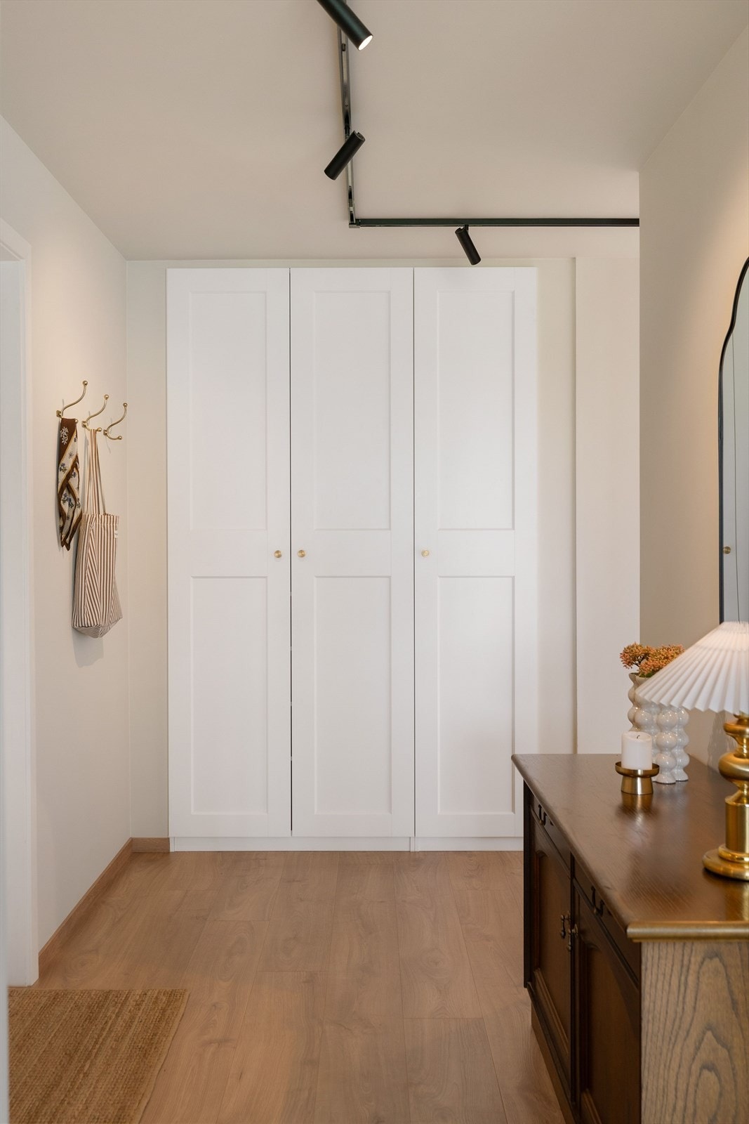 Entréen har god plass til sko og yttertøy i en innebygd garderobe. Galleribilde