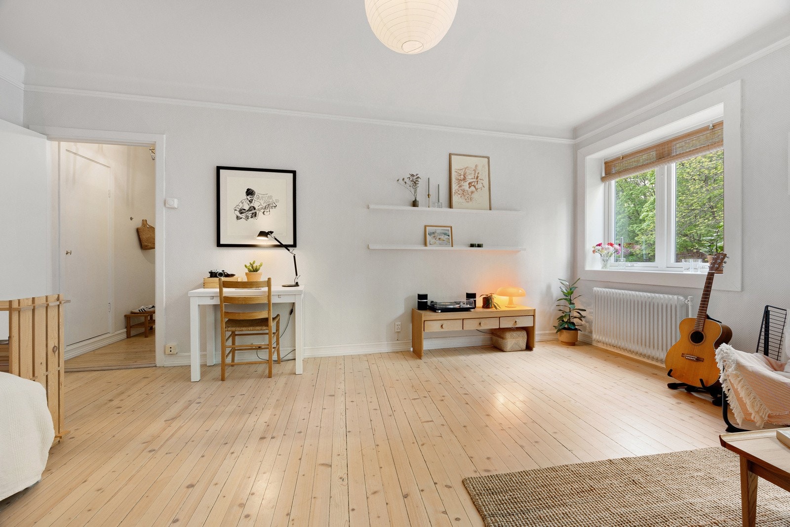 Det er en romslig og lys stue med god takhøyde. Galleribilde