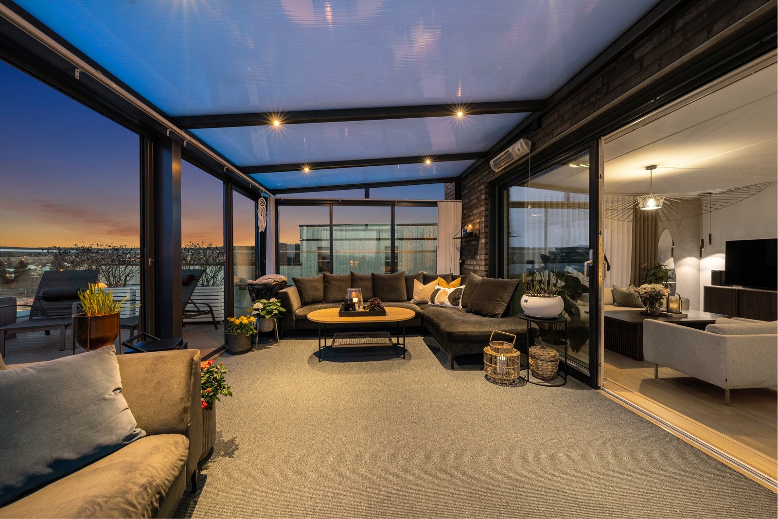 Fra stuen er det tilgang til den lekre hagestuen som ble satt opp i 2019. Det er terrassevarmer og solskjerming i form av plisségardine i hagestuen. Galleribilde