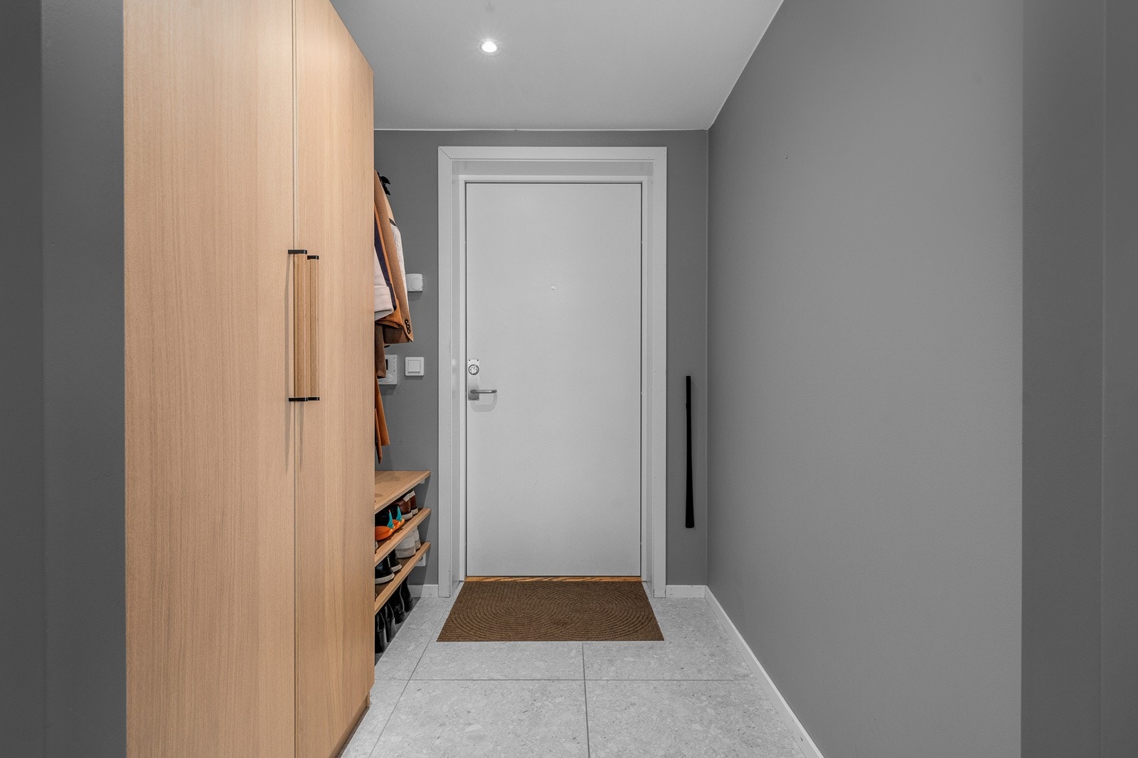 Du ønskes velkommen inn i en pen entré med gråmalte vegger, downlights i himlingen og grå fliser på gulv med gulvvarme. Galleribilde