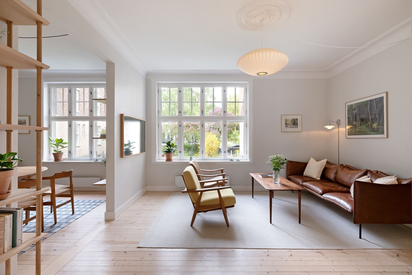 Velkommen til denne vakre 4-roms selveier leiligheten! Boligen har svært god planløsning, generøs takhøyde og en gjennomført kombinasjon av originale bygårdsdetaljer og moderne, skandinavisk stil. Foto@ Chris Borowiak Galleribilde