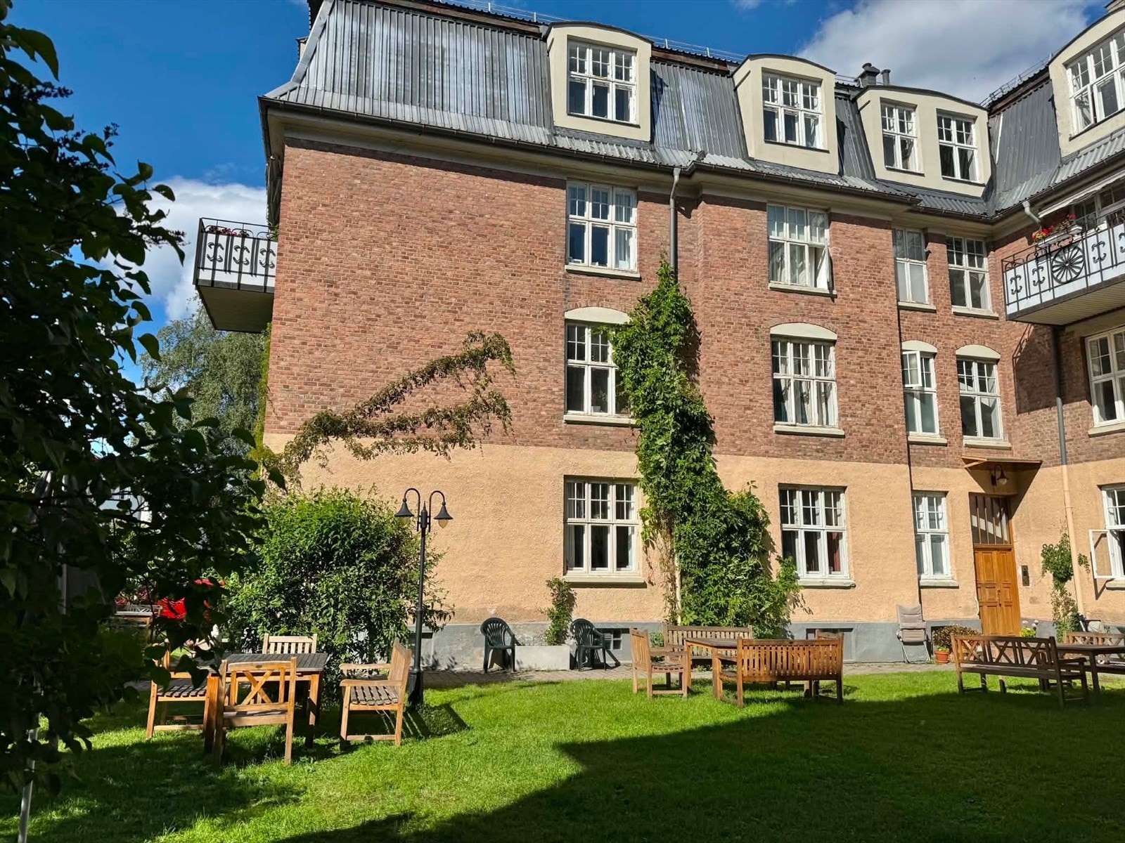 Det er sol i forhagen om ettermiddagen og kvelden. Galleribilde