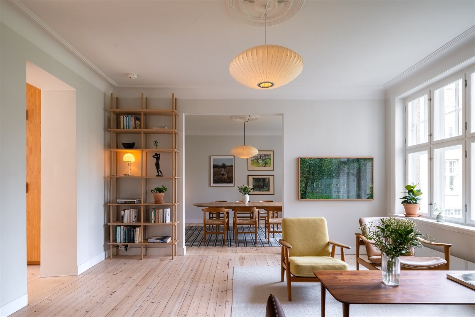 God atmosfære, flere sittesoner, lys og luftig og fint utsyn fra stuen og spisestue. Galleribilde