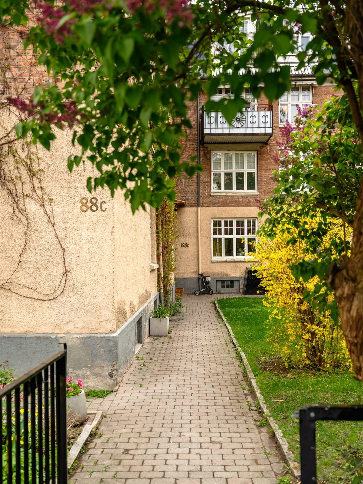 Utenfor inngangsdøren er det vognskur som kan benyttes for barnevogn, m.m. Galleribilde