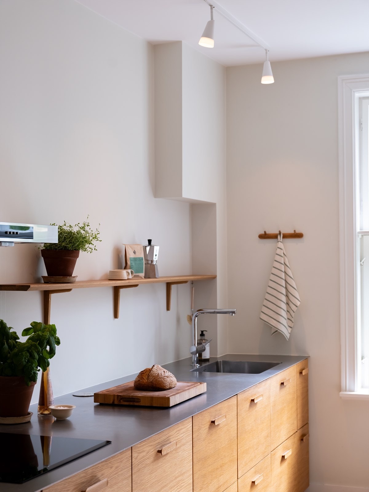 Materialene eik og stål skaper et moderne og tidløst uttrykk. Galleribilde