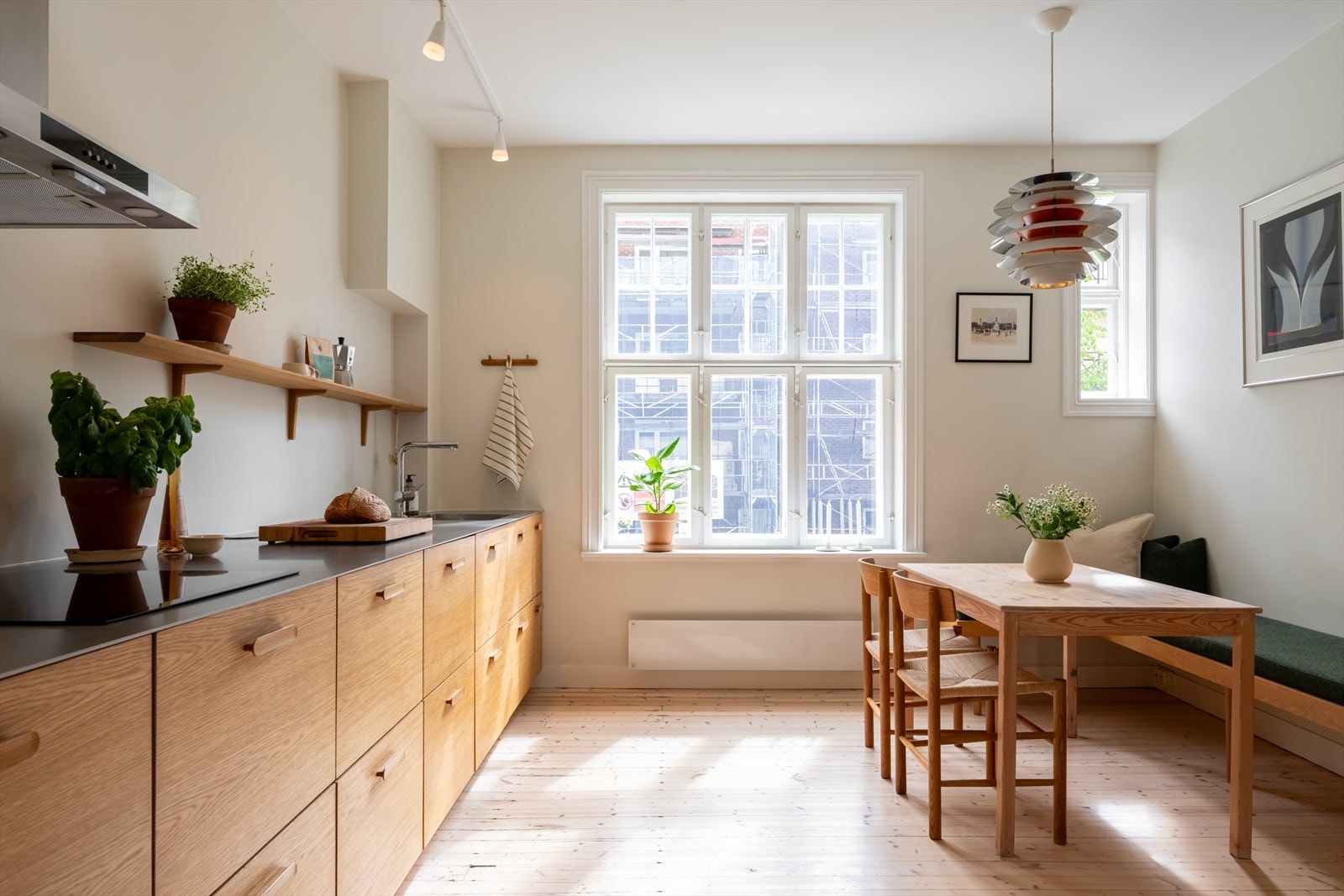Her skinner solen inn på formiddagen. Galleribilde