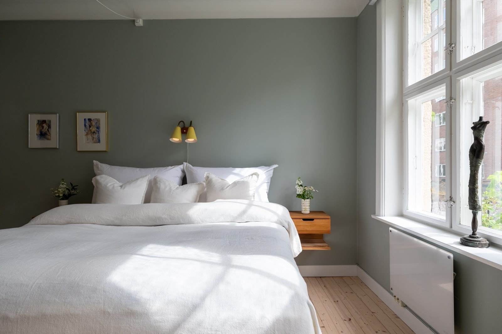Soverommet er malt i moderne fargepalett. Galleribilde