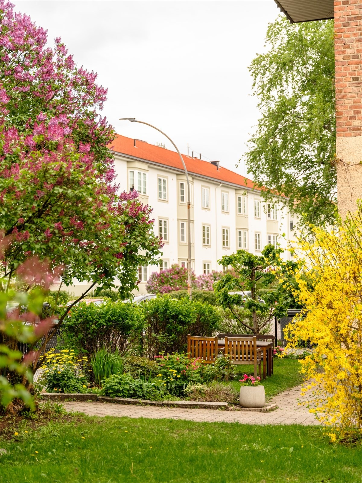 Fine uteområder med flere soner rundt hele bygget med sittegrupper. Galleribilde