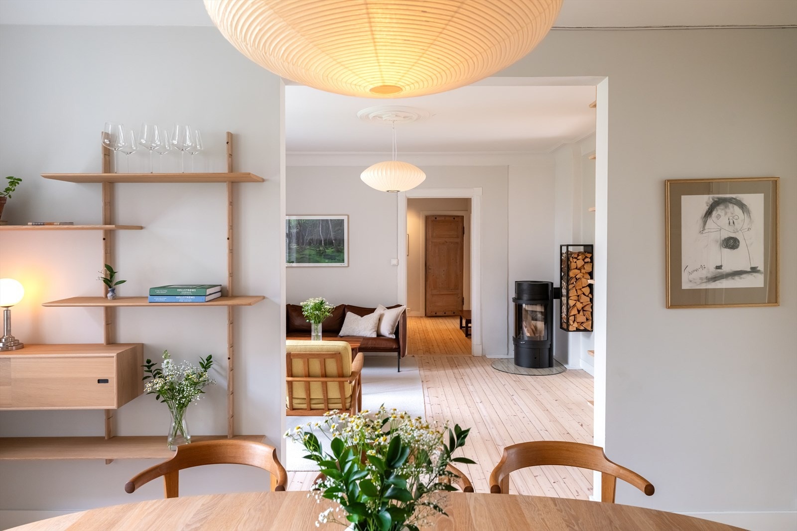Hele leiligheten er malt i tidsriktig og delikate farger. Galleribilde