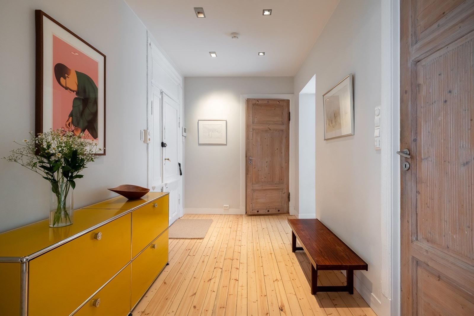 Boligen har originale heltre fyllingsdører. Det er god oppbevaringsplass i gangen og walk-in-garderoben. Galleribilde