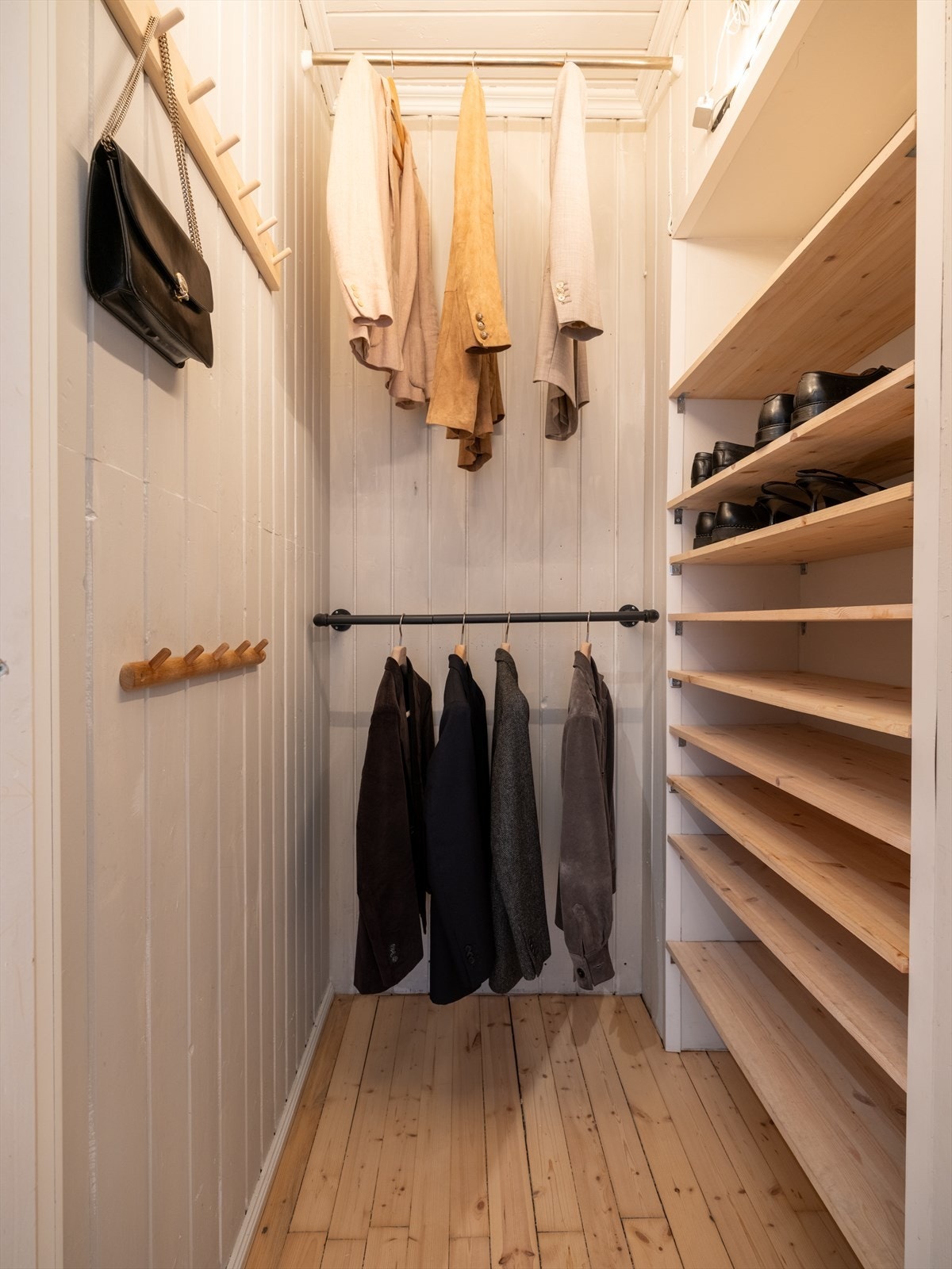 Garderobe ved entré. Det perfekte stedet å stue unna rotet når gjestene kommer på besøk. Galleribilde