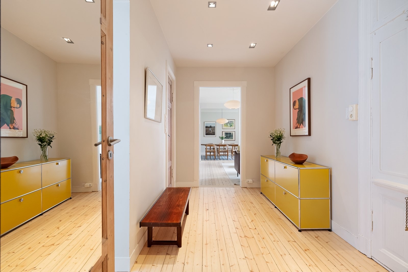 Det første du møter er en romslig entré/gang. Galleribilde