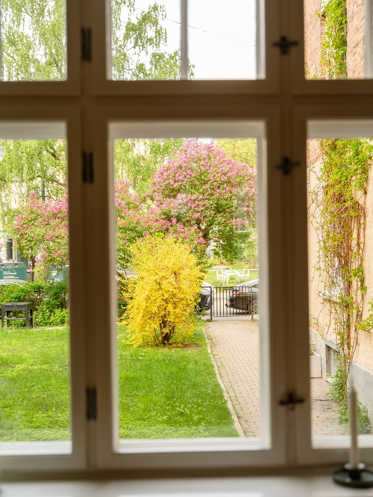 Leiligheten ligger i en høy første etasje med lite innsyn, tilbaketrukket fra veien i et stille og rolig område. Galleribilde
