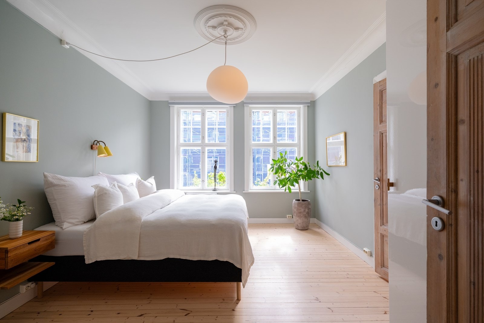 Hovedsoverom med en-suite bad. Begge soverommene vender mot stille bakgård. Galleribilde