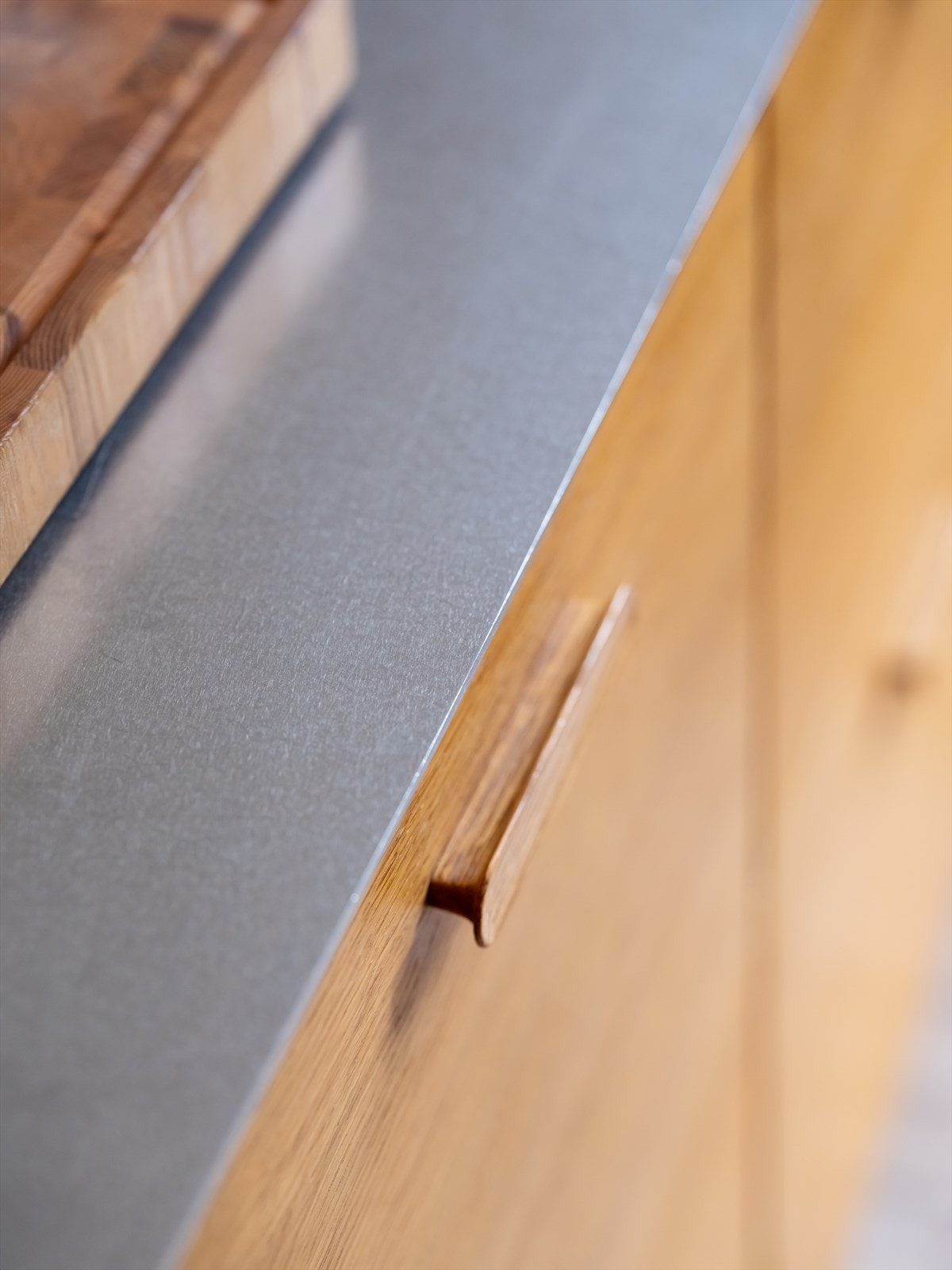 Benkeplate med integrert vask i rustfritt, rundbørstet, 4mm kompakt stål fra Franke. Platen er varmebestandig og perfekt for matlaging og baking. Galleribilde