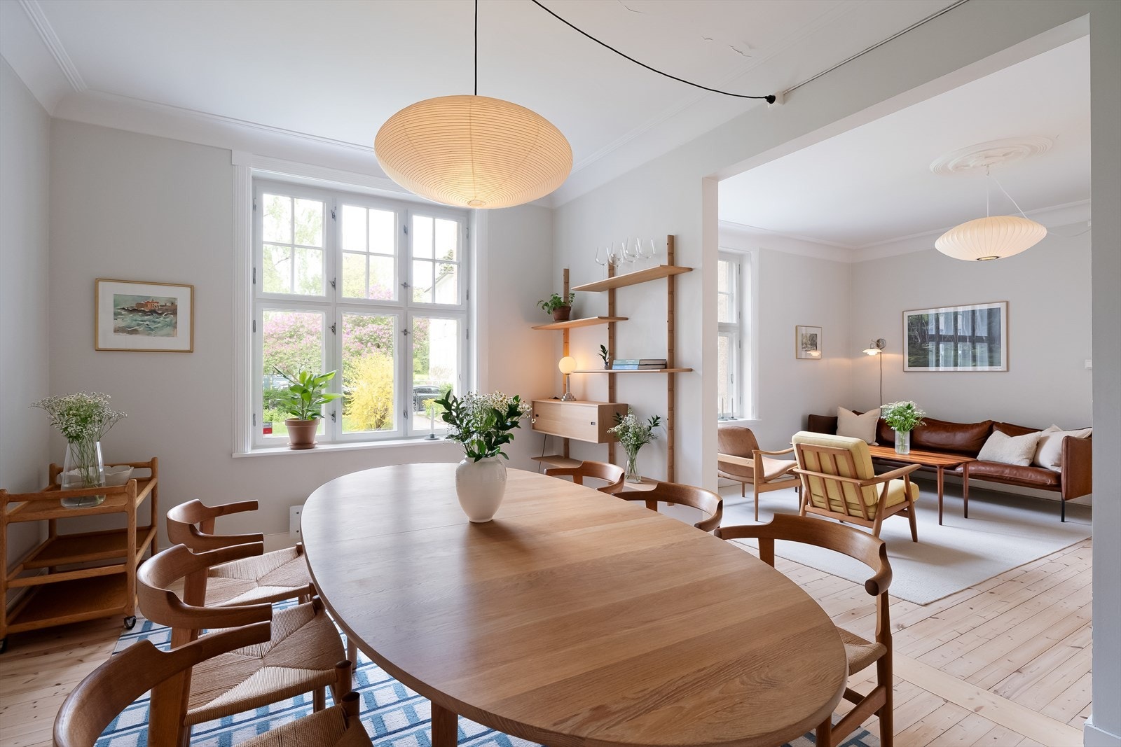 Store og originale vinduer gir en veldig fin lyssetting, samtidig har du også dype vinduskarmer, perfekt for planter og blomster.Solen skinner inn i spisestuen og stuen på ettermiddagen. Galleribilde