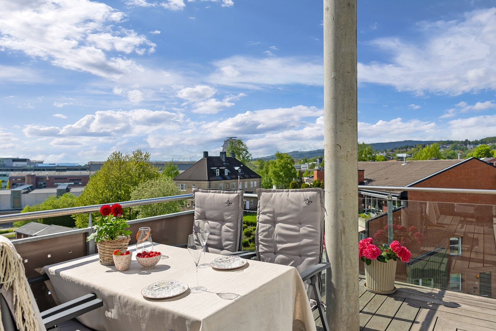 Velkommen til Gunnar Schjelderups vei 11M! En innbydende 4-roms hjørneleilighet med toppetasjepreg og skjermet, rolig intern plassering i populære Nydalen Kvarter. (Foto: Pontus Holmenäs.) Galleribilde