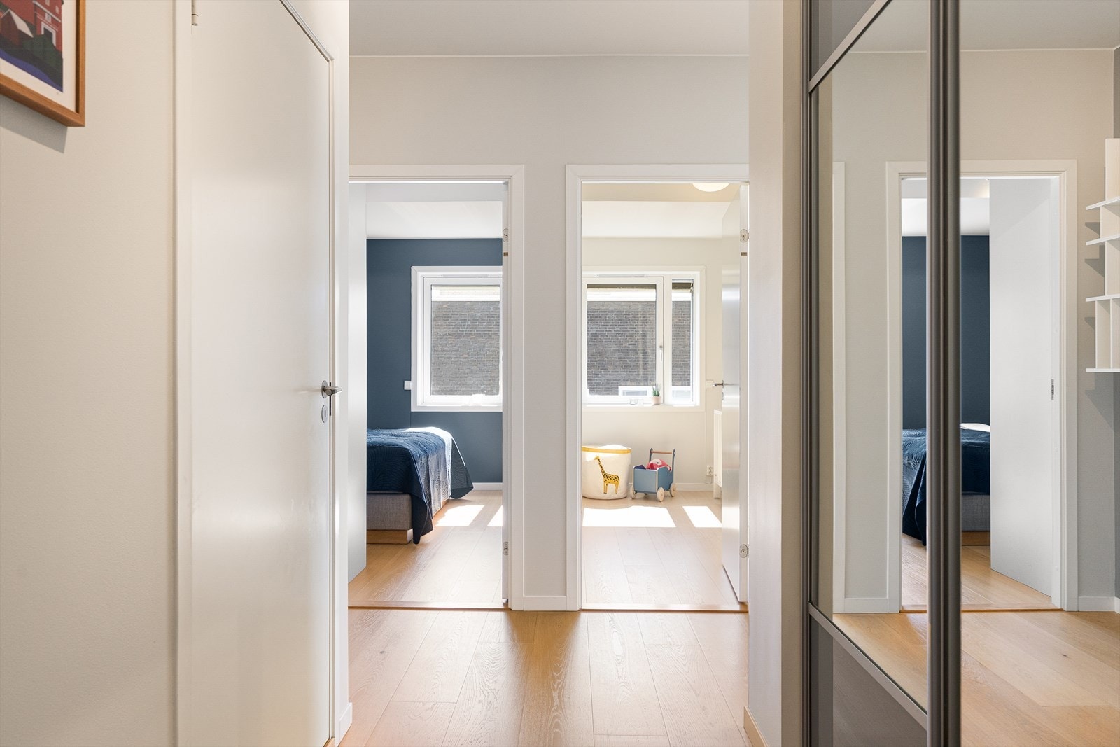 Fra gangen er det adkomst til boligens tre soverom, noe som gir en praktisk og familievennlig planløsning. Galleribilde