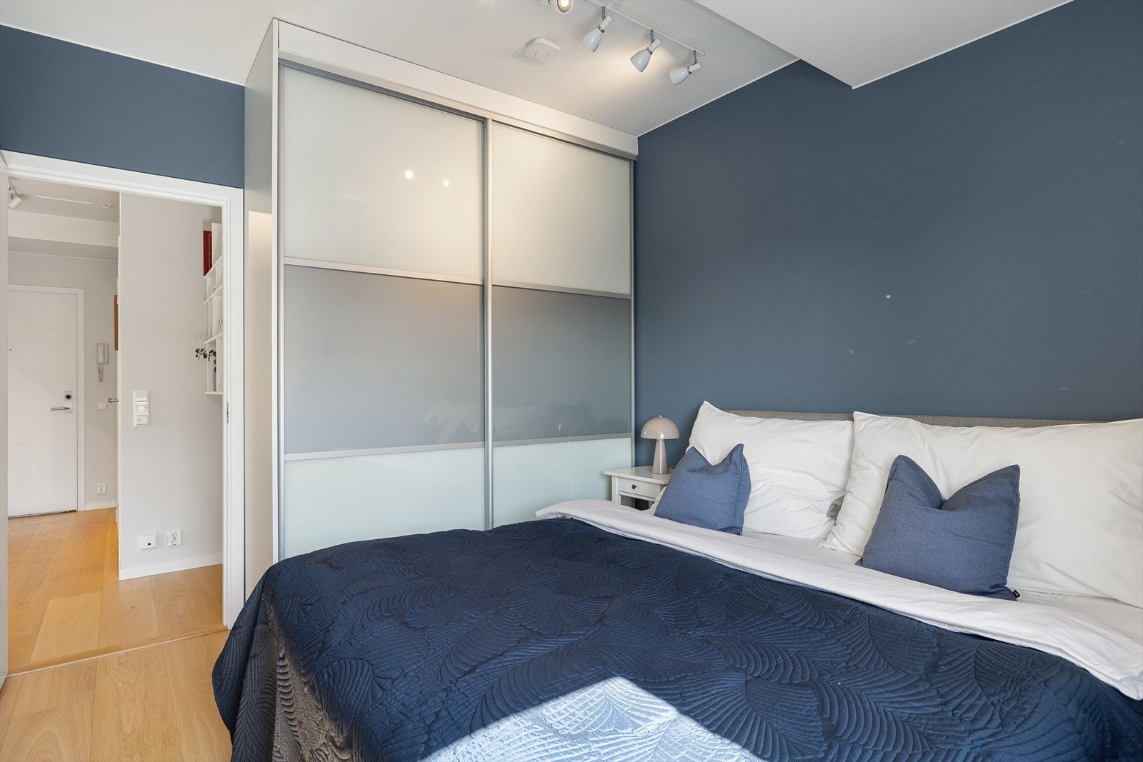 Rommet har også rikelig med oppbevaringsplass i en romslig skyvedørsgarderobe. Galleribilde