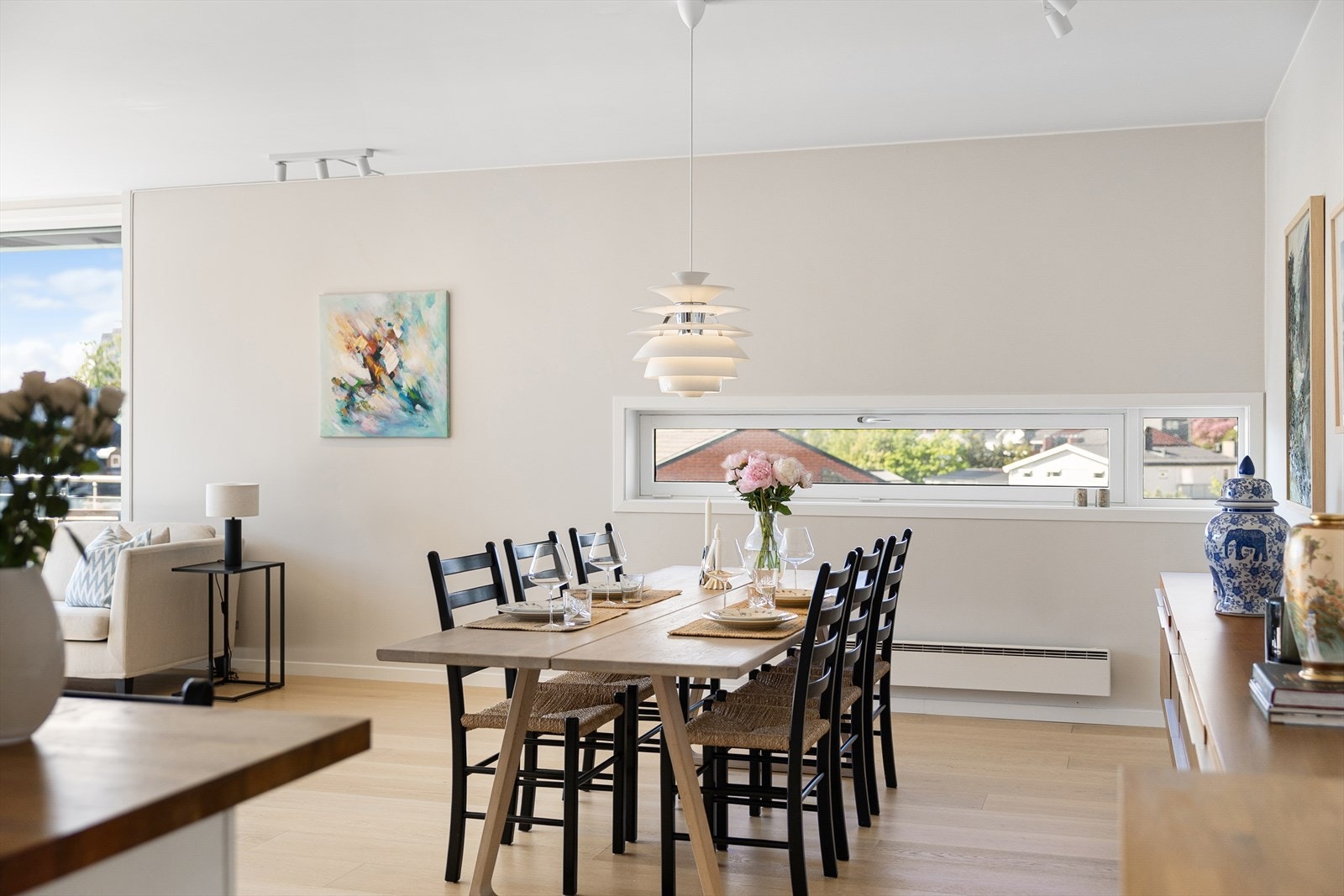 Det er god plass til et romslig spisebord, noe som legger til rette for hyggelige middager og sosiale sammenkomster med familie og venner. Galleribilde