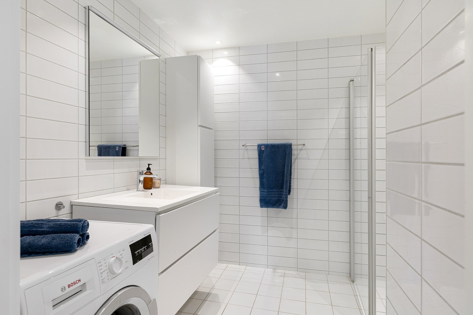 Pent og delikat flislagt baderom med gulvvarme og downlights i himlingen. I 2019 ble det montert ny baderomsinnredning fra Kvik. Galleribilde