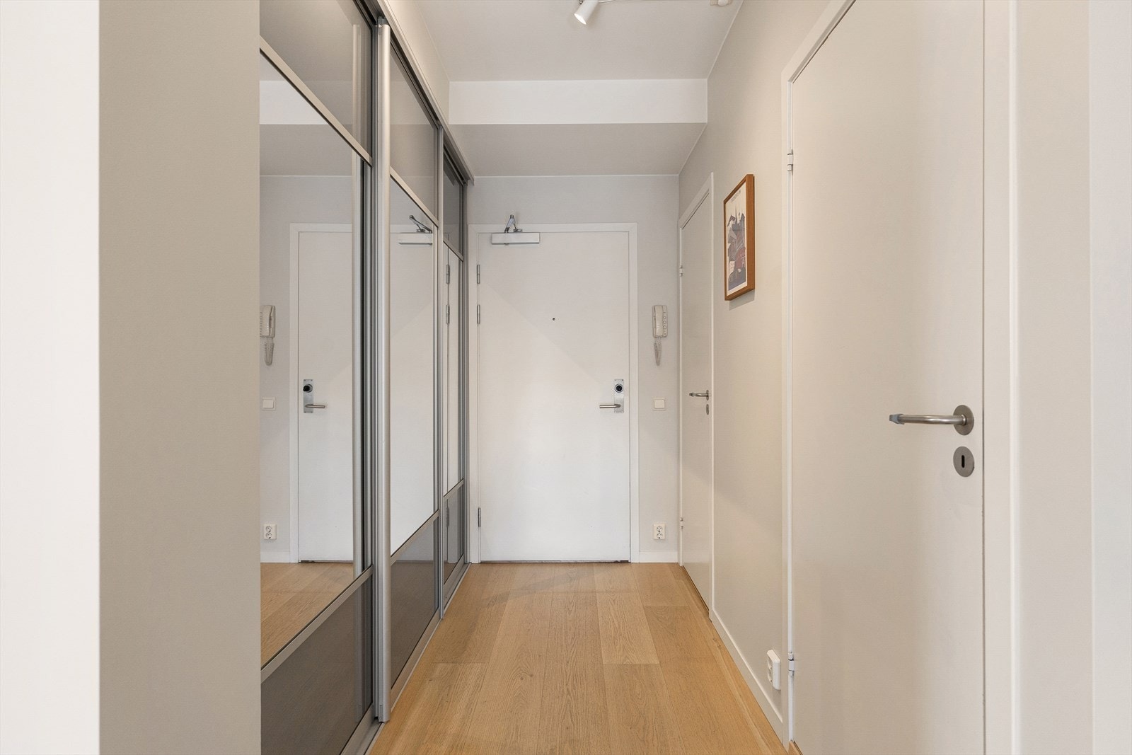 Leiligheten har en innbydende entré som skaper et umiddelbart godt førsteinntrykk. Galleribilde