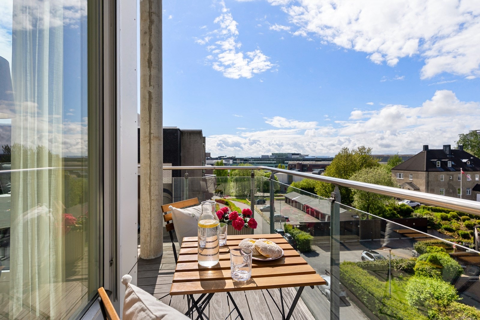 I vår- og sommerhalvåret blir balkongen en naturlig forlengelse av stuen, perfekt for hyggelige stunder med familie og venner. Galleribilde