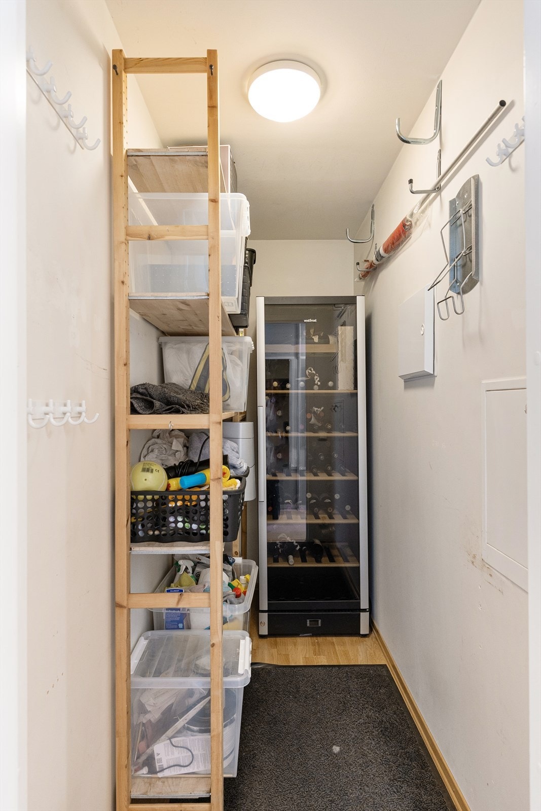 Praktisk innvendig bod på ca. 3 m² gir god lagringsplass like ved entreen. Boligen disponerer i tillegg kjellerbod på ca. 4,5 m². Galleribilde