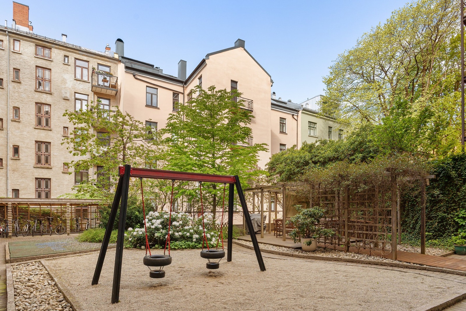 Tomt består av tomt opparbeidet med blant annet asfaltert inngangsparti, trær, prydbusker og diverse beplantning. Galleribilde