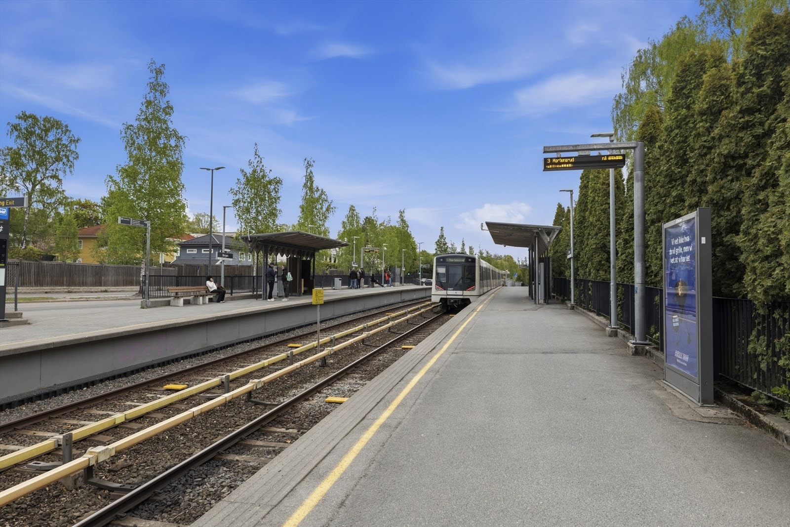 Gode muligheter for offentlig kommunikasjon via buss og T-bane. Nærmeste holdeplass er Borgen T-banestasjon som ligger ca. kun 3 minutters gange unna Galleribilde