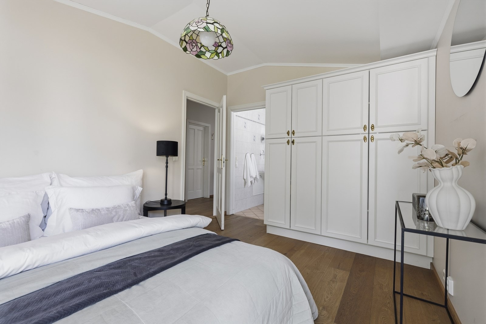 Hovedsoverom med garderobe og en-suite bad Galleribilde