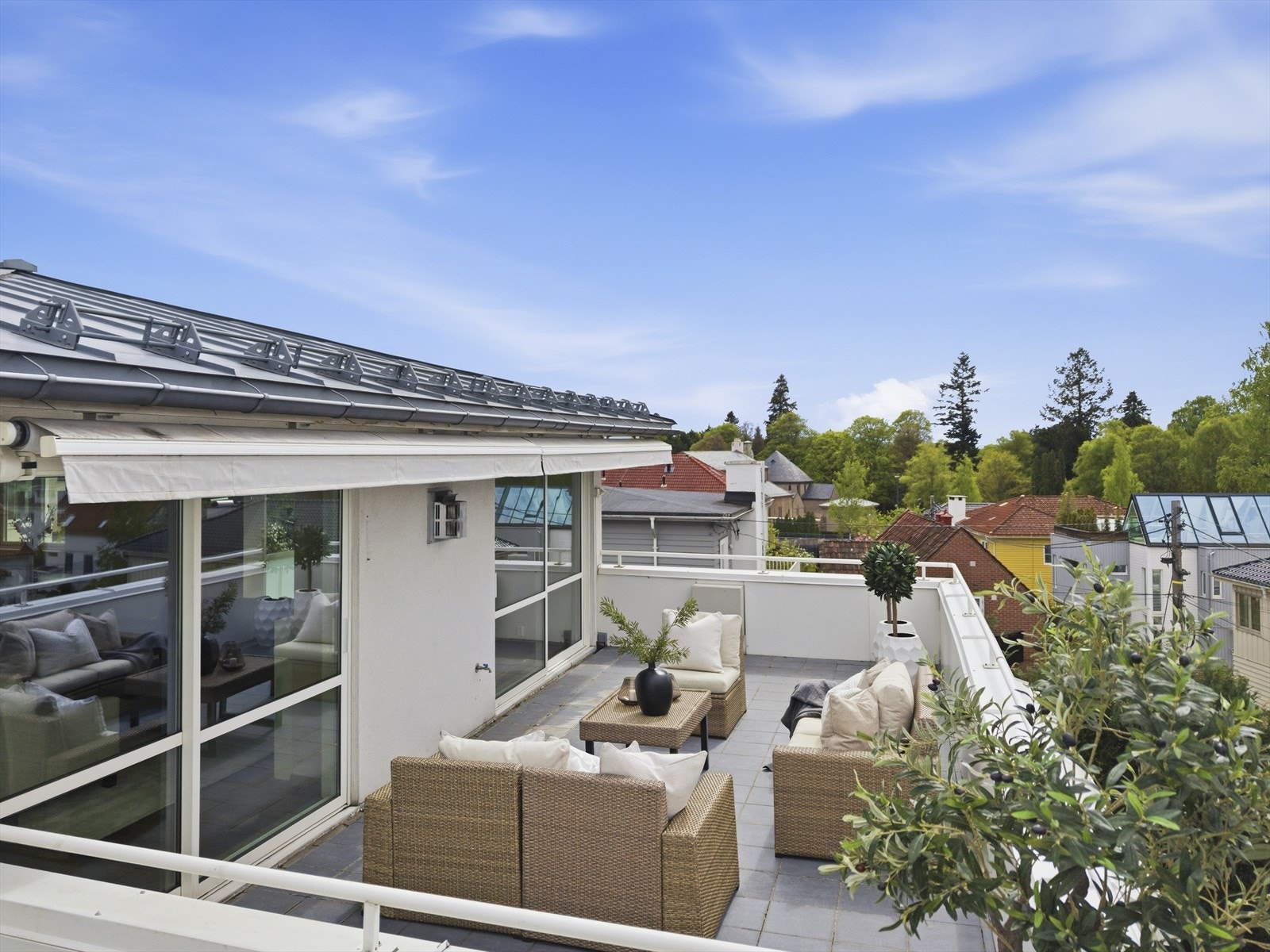 Luftig og usjenert terrasse med flott og uhindret 180-graders utsikt vestover og sol frem til solnedgang Galleribilde