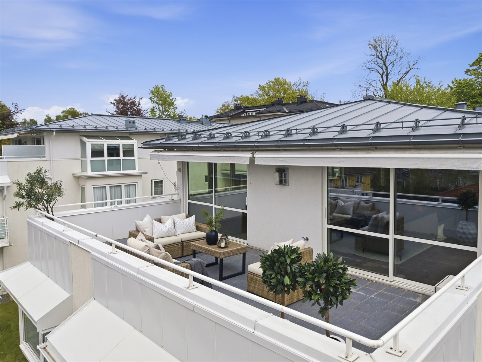 Vestvendt terrasse med to store heldekkende markiser og mulighet for tilkobling til gass for grill Galleribilde