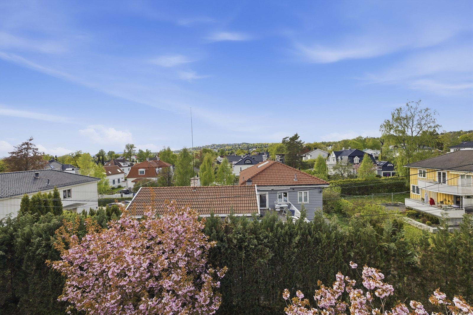 Leiligheten har balkong (14 m²) i byggets 2. etg. og en herlig takterrasse (26 m²) med vakker utsikt i 3. etg. Galleribilde