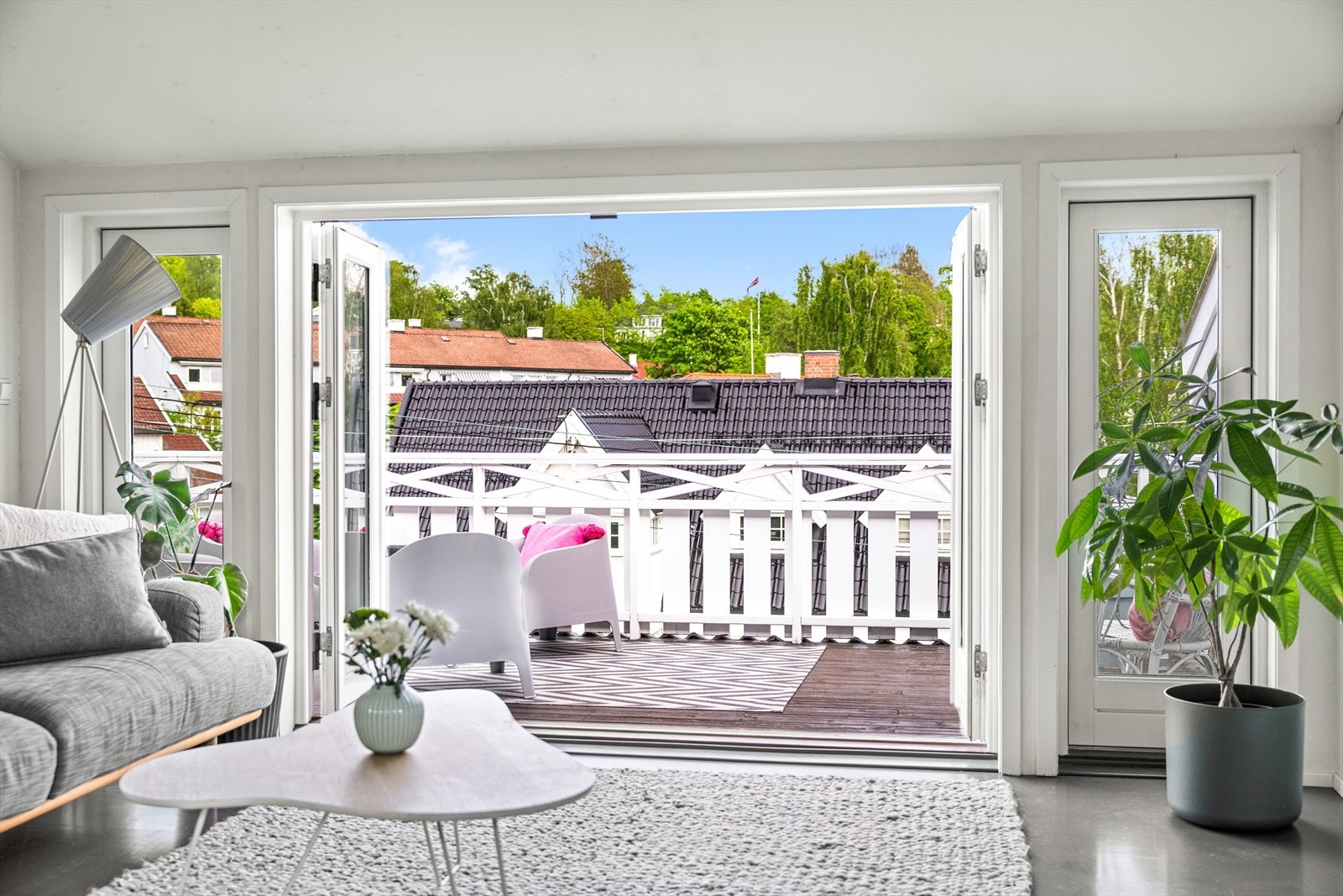 Lyst og åpent med stor utgang til solrik veranda på forsiden av huset. Galleribilde