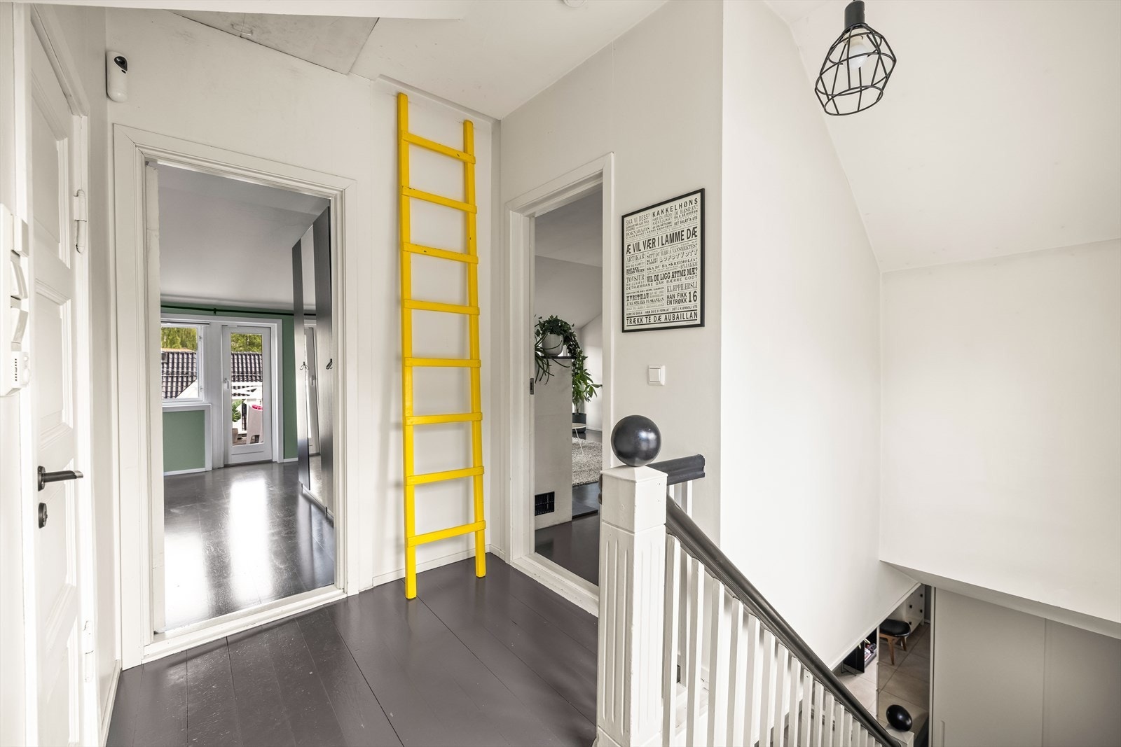 Rikelig med lagringsplass på loft via loftluke. Galleribilde