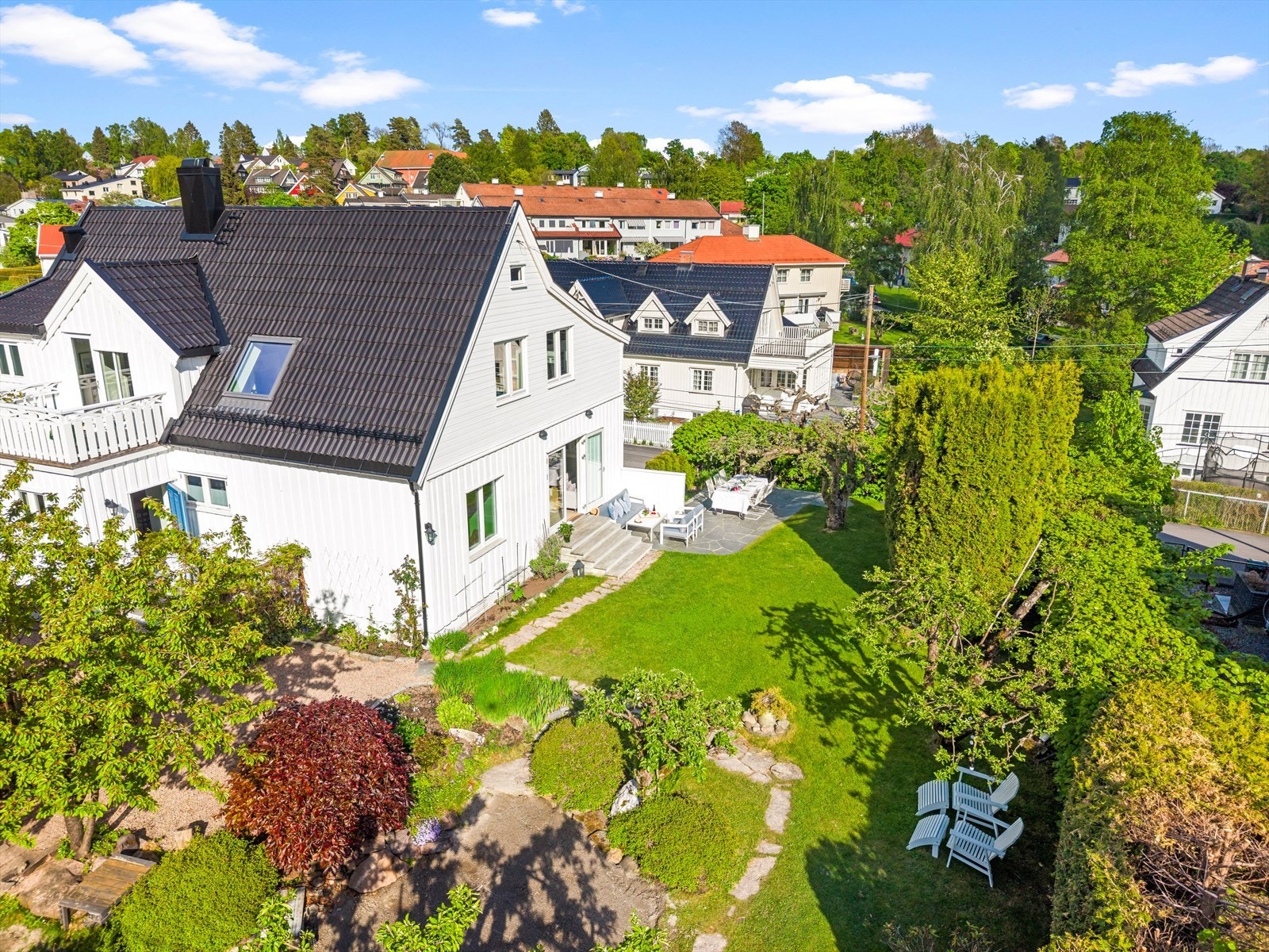 Området er svært barnevennlig med lite gjennomgangstrafikk, grønne omgivelser og nærhet til skoler, barnehager og flotte rekreasjonsområder. Galleribilde