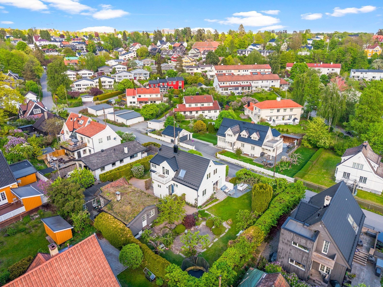 Her bor man fredelig og tilbaketrukket i idylliske omgivelser på populære Heggeli/Smestad, samtidig som det er kort vei til byliv og servicetilbud. Galleribilde